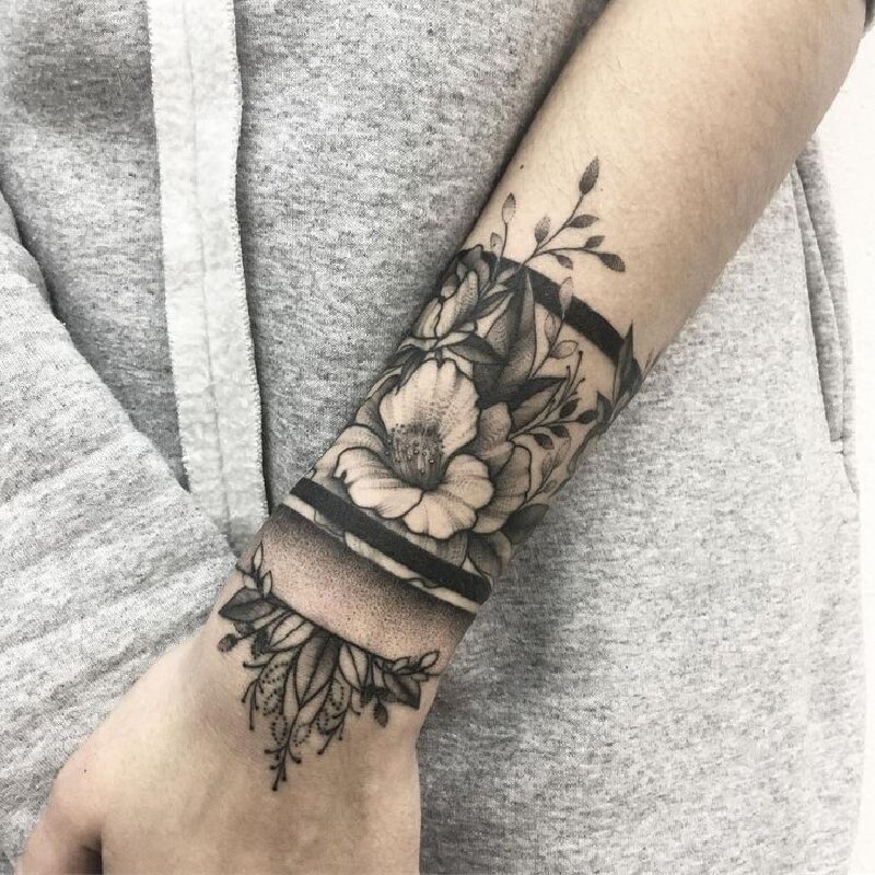 Татуировка мужская графика на предплечье браслеты с пейзажем и цветами
