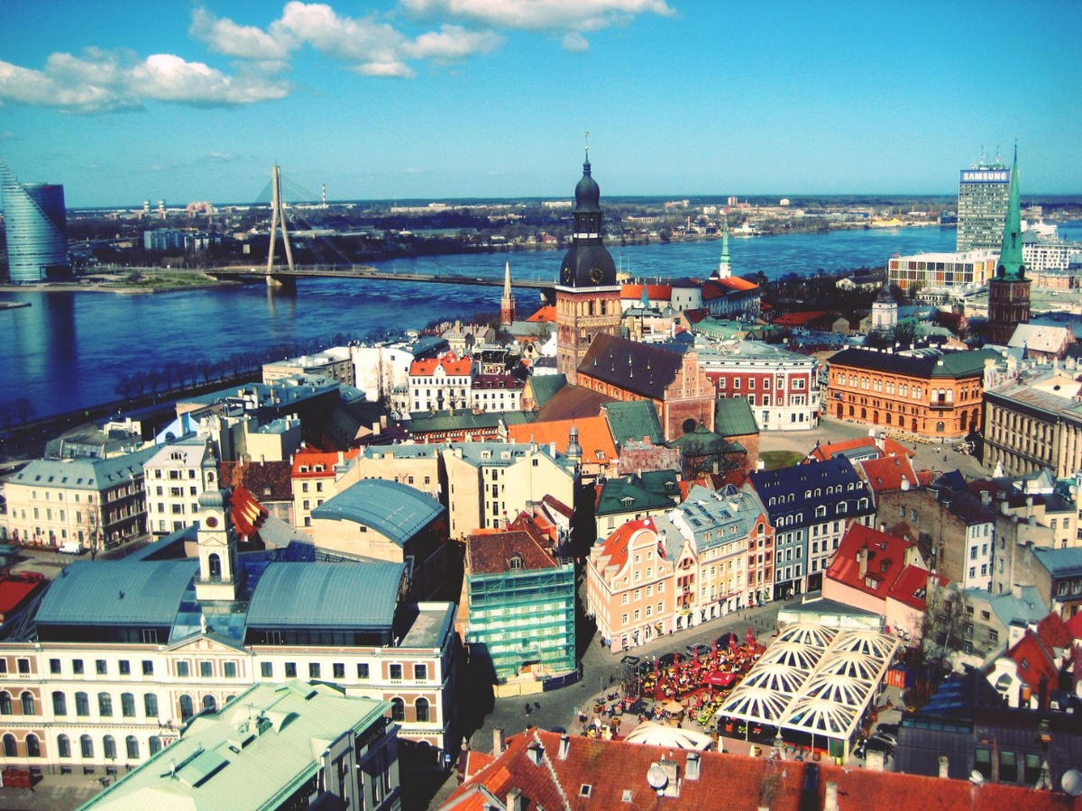 После того как пересекаешь реку, оказываешься в современном городе