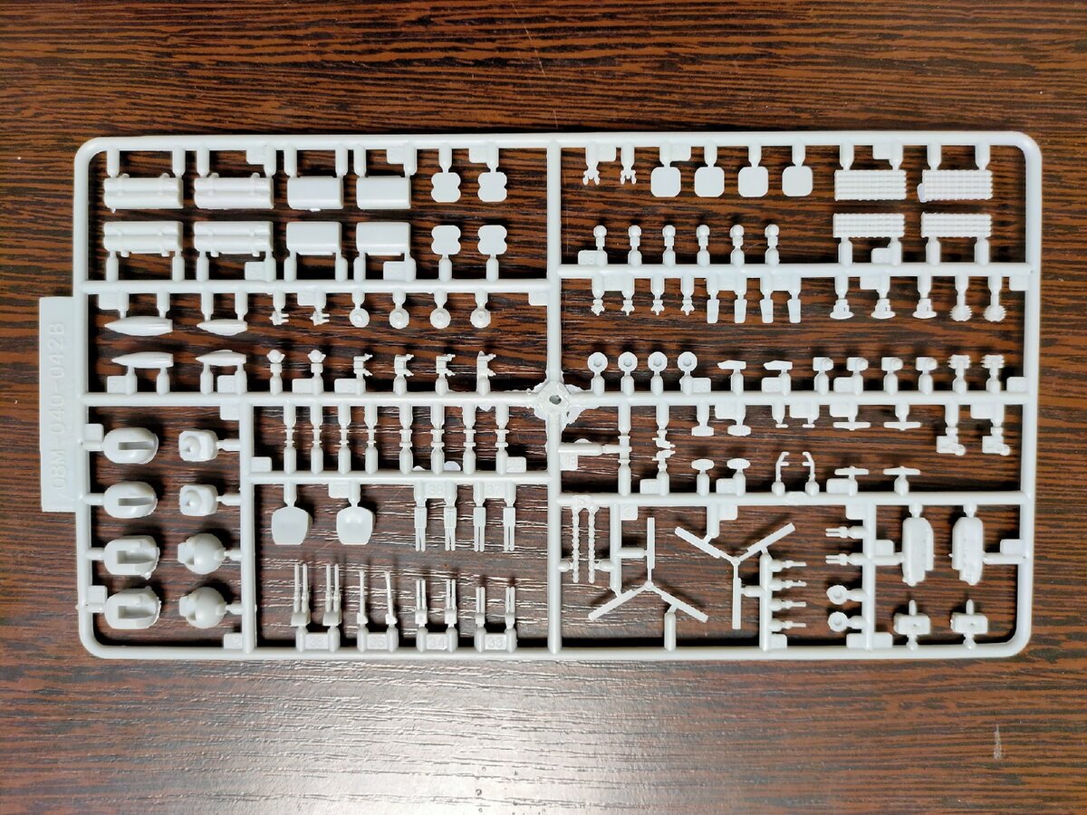 Многовато орудийных башен (слева внизу). То ли для сборки других модификаций. то ли один литник на несколько артикулов моделей - не понятно.