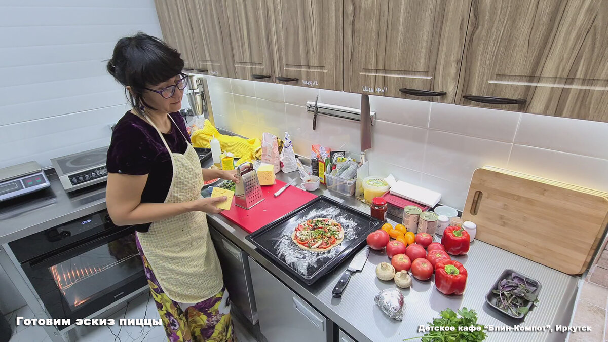 Готовим эскиз пиццы. Проба пера на пицце в детском кафе "Блин-Компот", Иркутск.