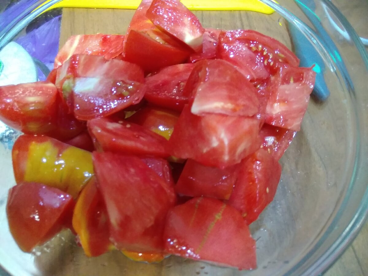 помидоры нарезаем произвольно