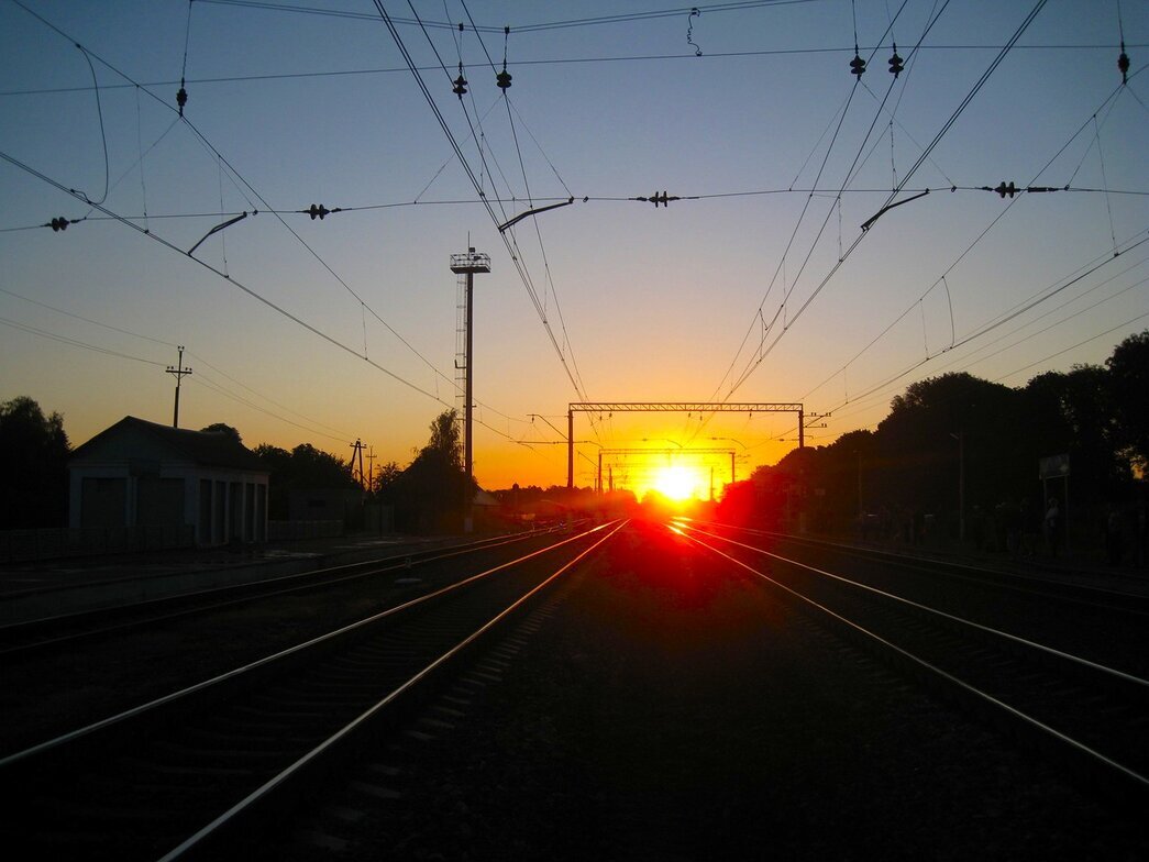 рассвет на железной дороге