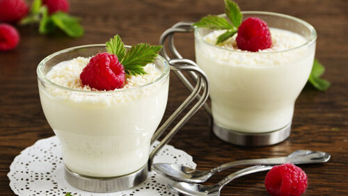 1. Суфле из кефира с ягодами.  Вам понадобятся: нежирный кефир (500 мл), сметана (70-100 грамм), любые  ягоды, сахар (40-50 грамм), желатин (1 столовая ложка), щепотка  ванилина, холодная вода (50 мл). Приготовление: замачиваем в воде  желатин (он должен набухнуть). Затем желатин слегка подогреваем (не  кипятим). Отдельно готовим основу для воздушного суфле: кефир взбиваем  со сметаной, сахаром и ванилином при помощи блендера. В полученную массу  аккуратно, струйкой вливаем желатин и еще раз хорошенько взбиваем смесь  (около 3-х минут). Далее разливаем будущее суфле в порционную посуду и  ставим в морозилку на 25-30 минут (если в холодильник, то потребуется  больше времени, около 3-х часов). Готовое суфле украшаем свежими  ягодами.