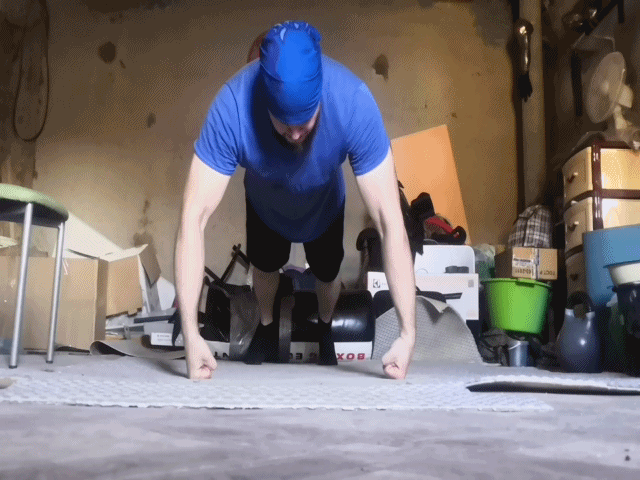 Пробуем отжиматься, опускаемся медленно и подконтрольно