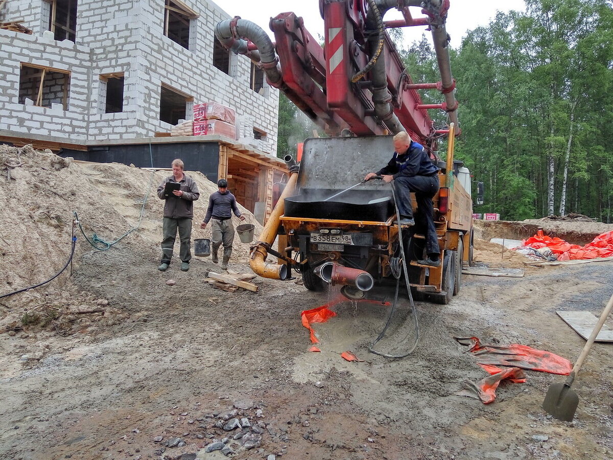 28.05.2016, уже началось возведение коробки. Вот эта махина каким-то образом скатилась вниз и повредила столб  с оптическим кабелем. 