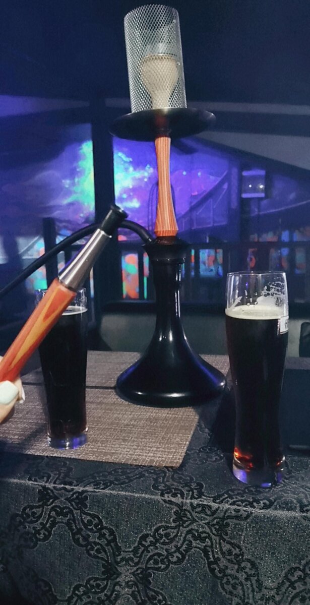 Всем, Приветик! Недавно была в одном из заведений нашего города и хочу с вами поделиться своим мнением. Атмосфера там очень доброжелательная и приятная,везде развешаны тематические картины и можно сделать крутые фото! Очень классная музыка и даже есть диджей на 1 этаже, там же расположена барная стойка. Мы с подружкой сидели на 2 этаже за столиком, людей было прилично, потому что это был вечер пятницы. Вполне приличные кальян нам сделали, стоит он всего 550 р.,мы брали стандартный, а вот мой коктейль подкачал,я очень мечтала и хотела пина коладу, я грезила ей 2 дня))) стоит она там 350 р., но мне не понравилось совсем, не могу передать словами, толи много алкоголя, толи сливок которых была целая гора. Моя подружка заказала отвертку, она стоит 200 р., ей очень понравилось. По коктейлю нам показалось мало и мы решили, еще взять по пиву,т.к. от кальяна всегда лично мне хочется пить, нет бы как приличные дамы взять чай))) пиво обошлось вроде по 140р, за 0.5 и вполне приличная цена и вкус тоже! Просидели мы там часа 2,все очень понравилось и чек вышел совсем не дорогой, в общем рекомендую это место и советую,но только пина коладу не берите))))