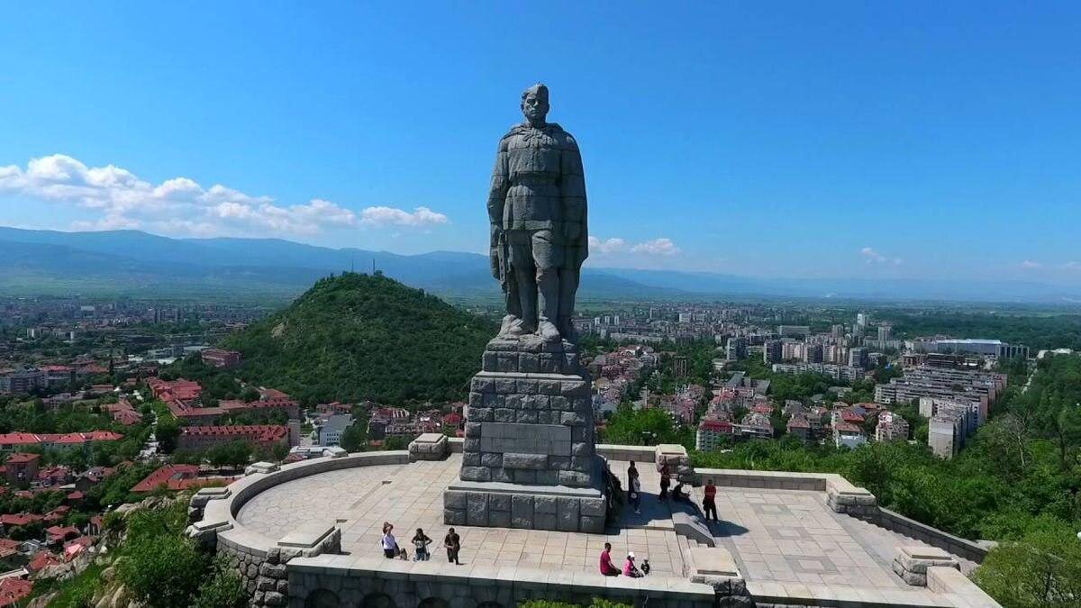 Памятники пловдива. Алёша (памятник, Пловдив). Монумент Алеша в Болгарии. Пловдив Болгария памятник Алеше. Алёша в Болгарии русский памятник.