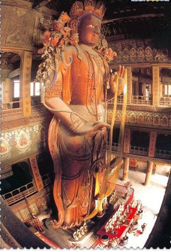 Статуя Будды Майтрейи в храме Юнхэ в Пекине. (Image: Kanzhongguo)