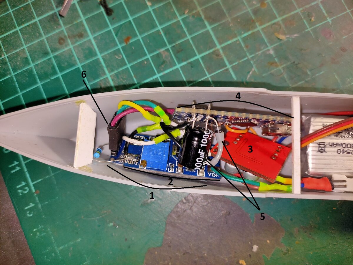 1 - модуль HC-05, 2 - повышающий преобразователь до 5 в, 3 - драйвер двигателя MX1508, 4 - Ардуино, 5 - диод Шоттки и конденсатор на 1000 мкФ, 6 - разъем подключения HC-05