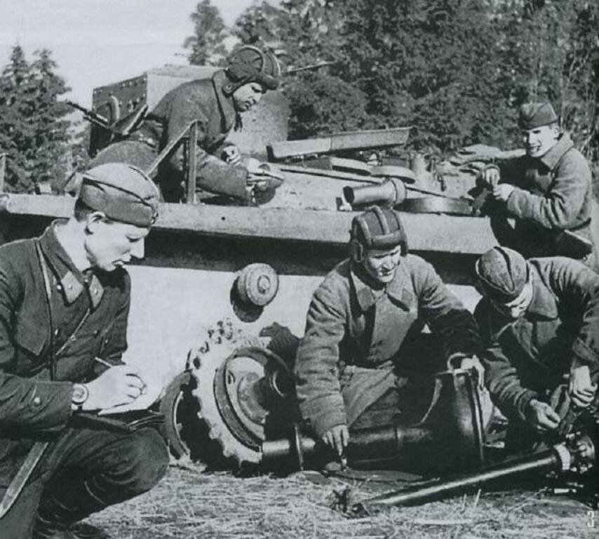 Ремонт плавающего танка.