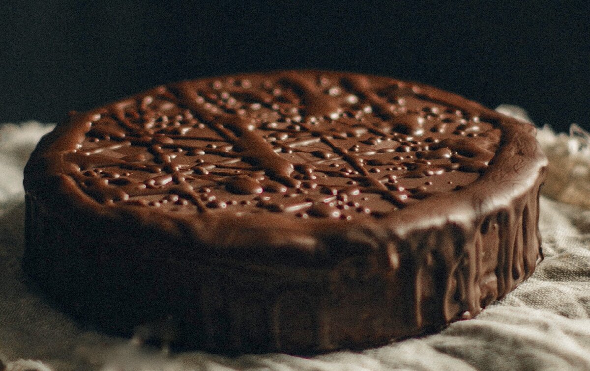 Пирог, политый растопленным шоколадом.