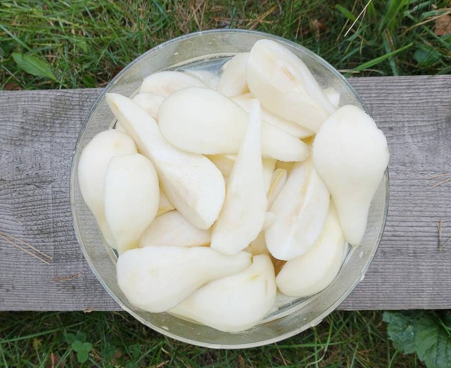 Чтобы нарезанные груши не потемнели, поместите их в чашку с водой и лимонной кислотой