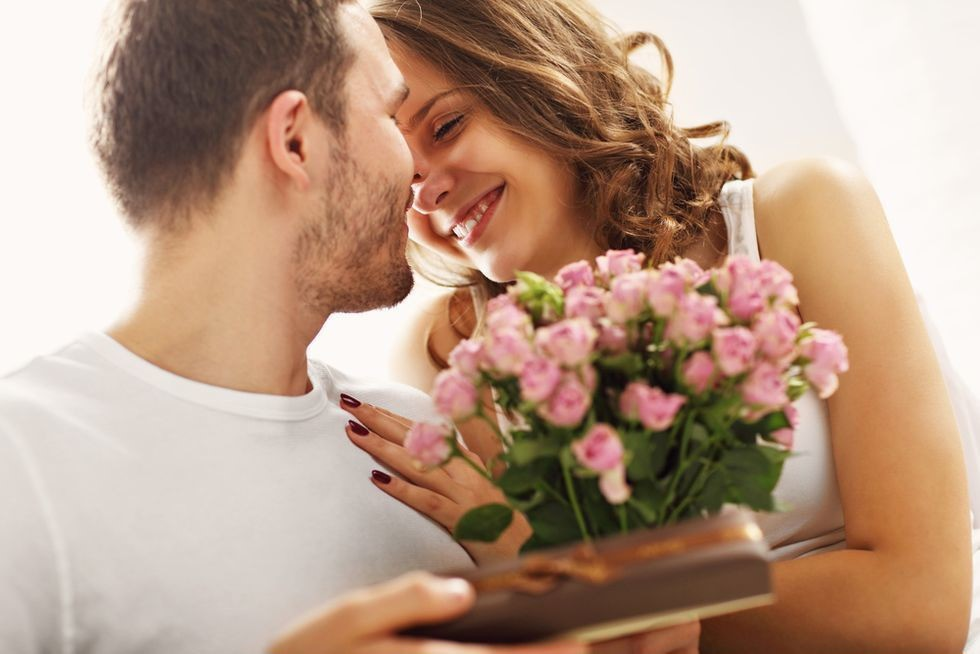 Супруг подарил супруге. Парень дарит девушке цветы. Мужчина дарит цветы женщине. Мужчина и женщина цветы. Девушка мужчина цветы.