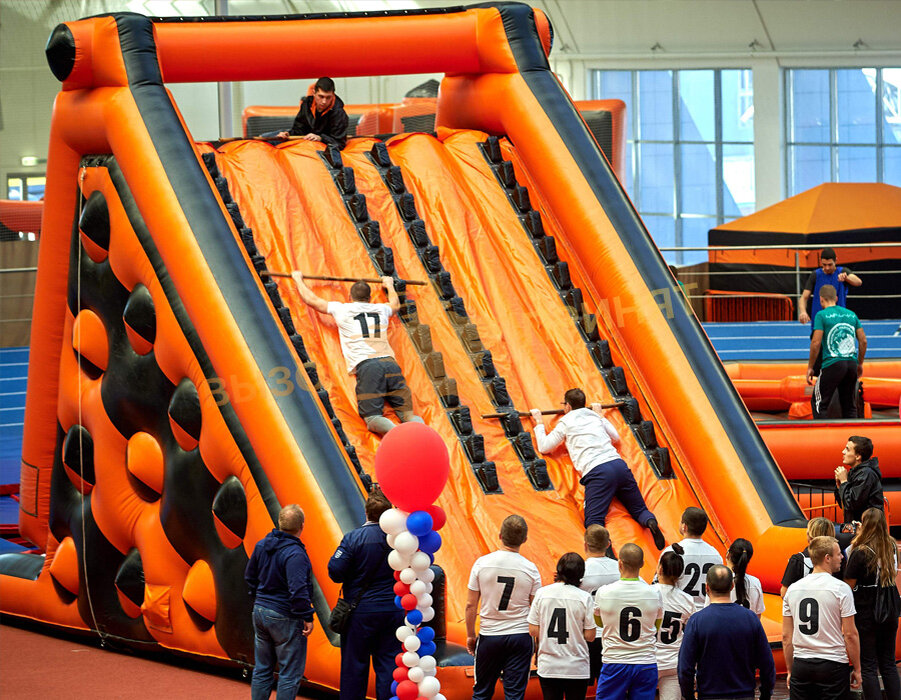 Большие гонки спортивных. Батут большие гонки. Большие гонки горки. Надувной аттракцион горка большие гонки. Батут полоса препятствий.