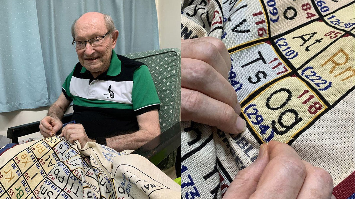 учитель химии Martin Sellner на пенсии вышил крестиком Периодическую таблицу Менделеева