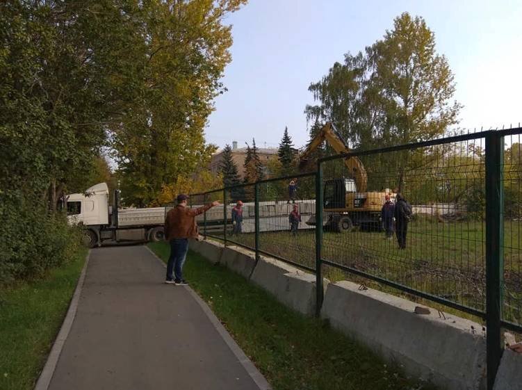 Установка ограждения и бетонных блоков. Источник: Facebook / Спасем парк на Ивана Франко