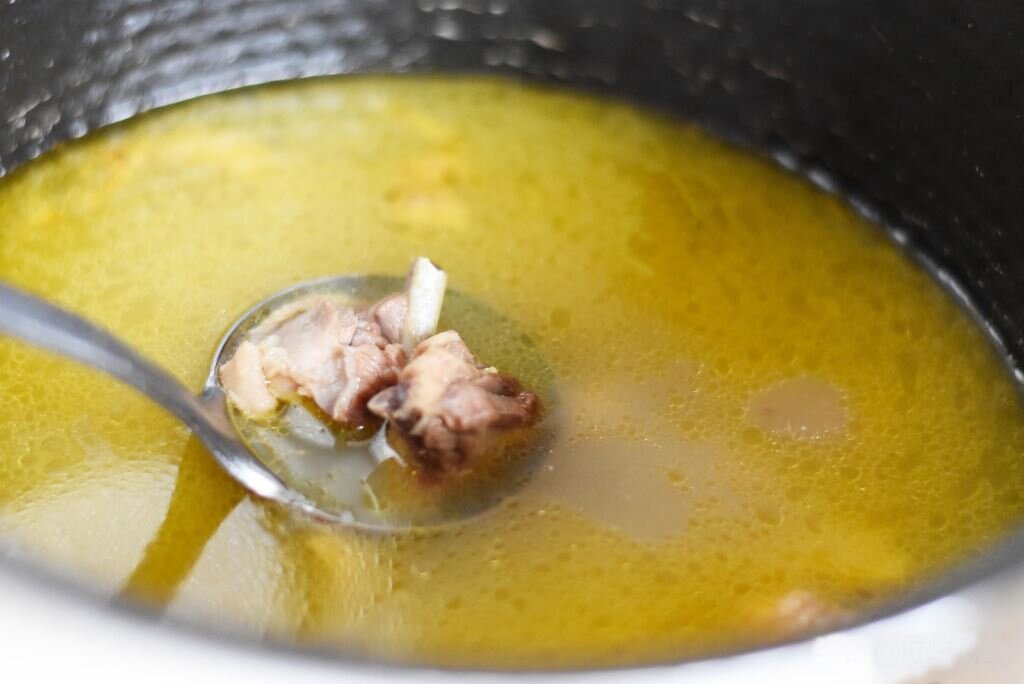 Осветленный бульон. Мясной бульон. Мутный бульон из куриной грудки. Бульон. Можно ли есть мутный бульон.