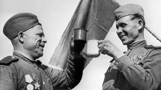 Выиграли одну войну, но проиграли другую: почему после победы СССР утонул в алкоголизме советского народа