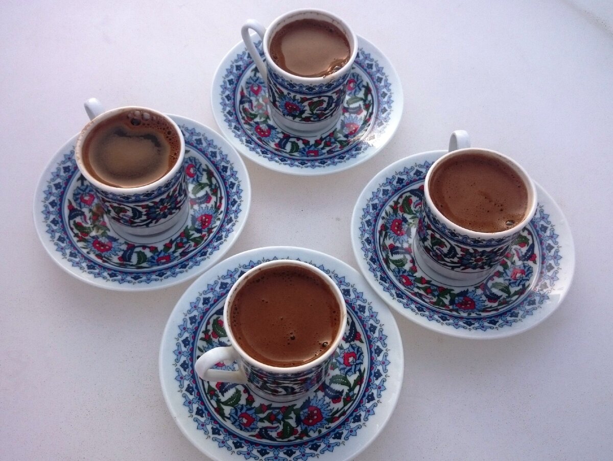 Турецкий кофейный сервиз с традиционной росписью. Фото из личного архива