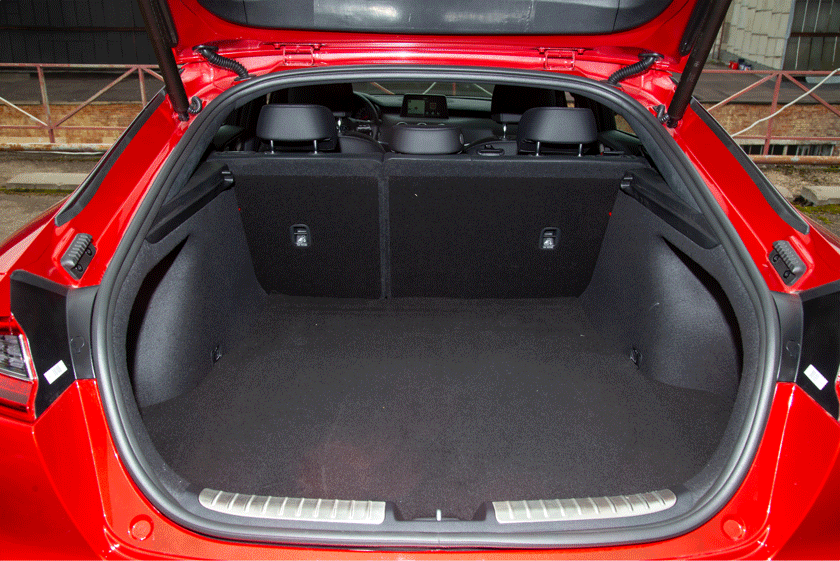 Багажник Volkswagen лучше отделан и отличается правильной формой. Внушительный перевес и по объёму: 563 против 406 литров