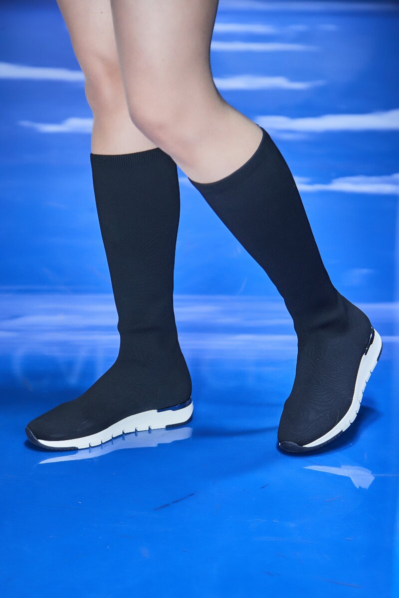 Рекомендуем перед ноской обработать материал влагоотталкивающим средством, тогда грязь не будет проникать внутрь волокон ткани, и после высыхания легко очистится.