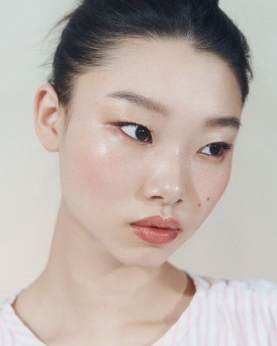 Светлая кожа - стандарт красоты во многих азиатских странах, не только в Южной Корее. Яндекс.картинки 