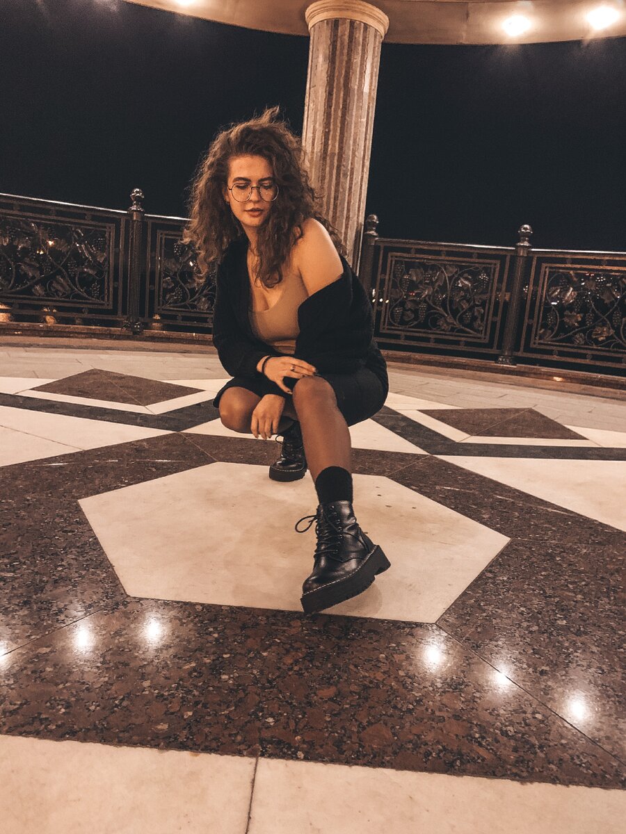 👩🏽‍🦱❤️
