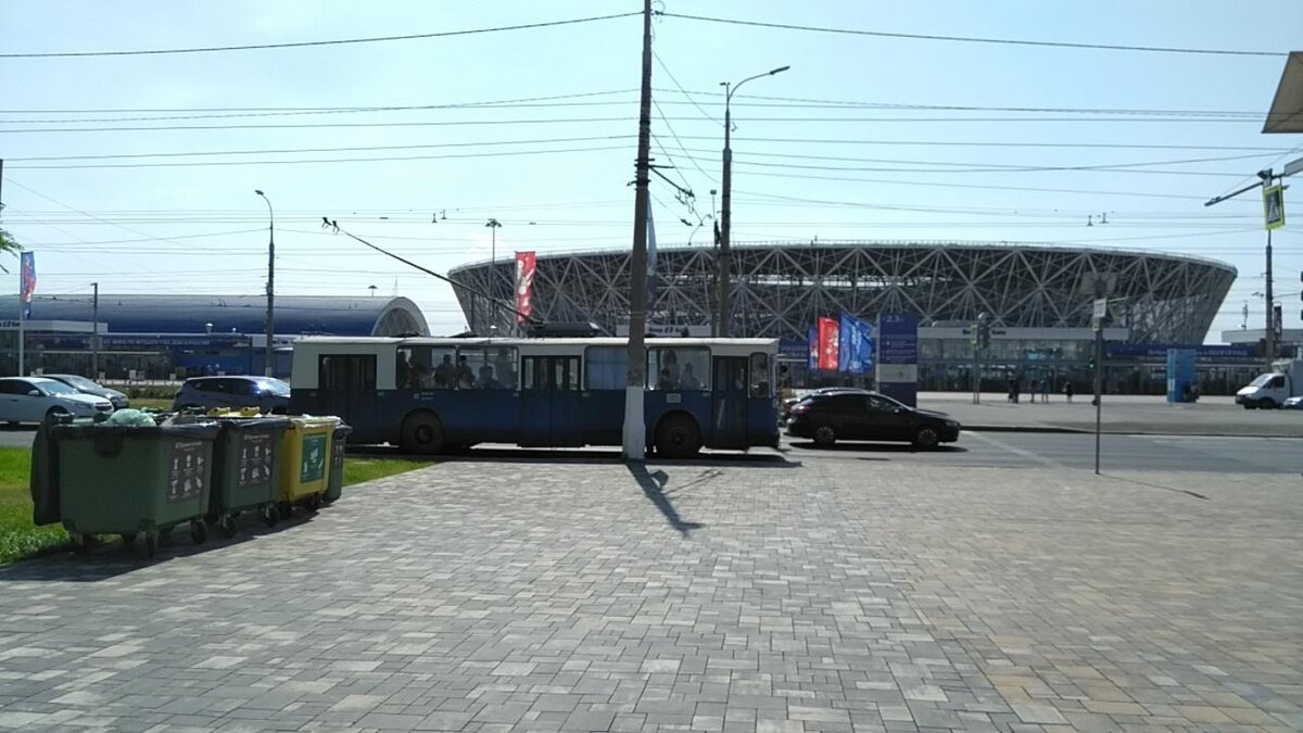 Троллейбус напротив "Волгоград Арены"