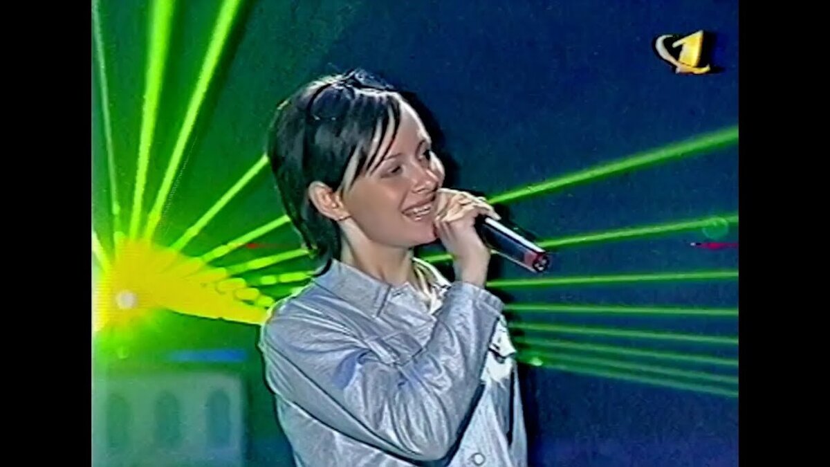 солистка группы демо 90. солистка группы демо 1999 год. Demo группа. кто поет песню 2000 лет. саша зверева 1999 год.