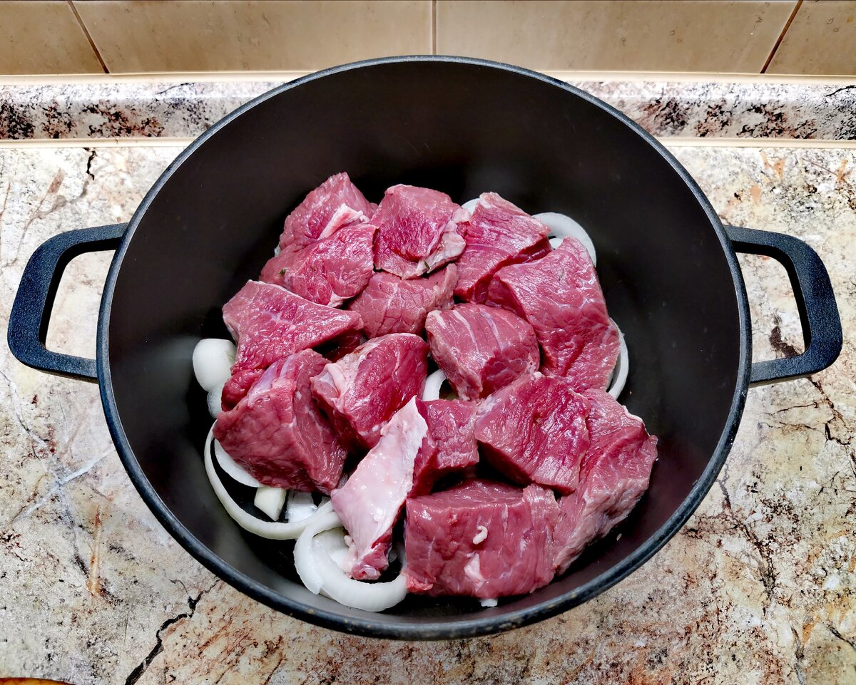 Мясо выложить на лук