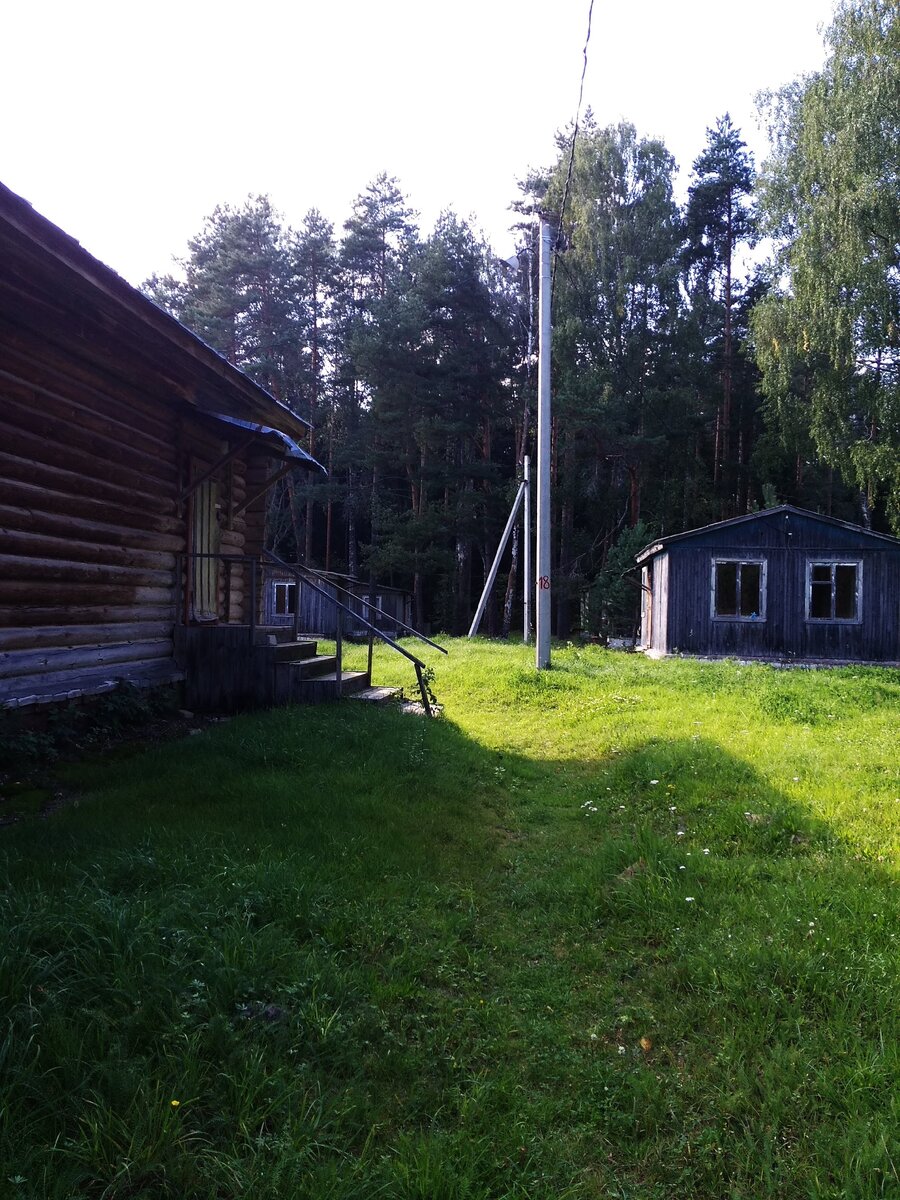 Домики для работников лагеря, с левой стороны домик с крыльцом где жил 4й отряд.