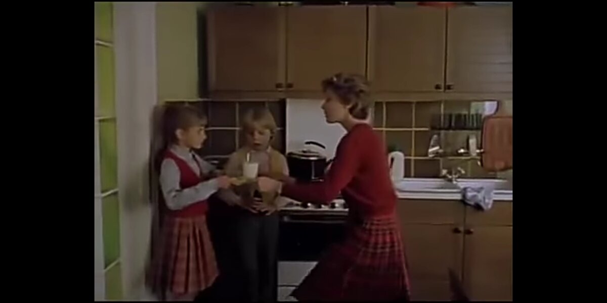 Мери даёт детям молоко