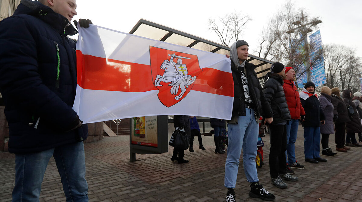 Герб "Погоня" на протестах в Беларуси. Источник politikus.ru