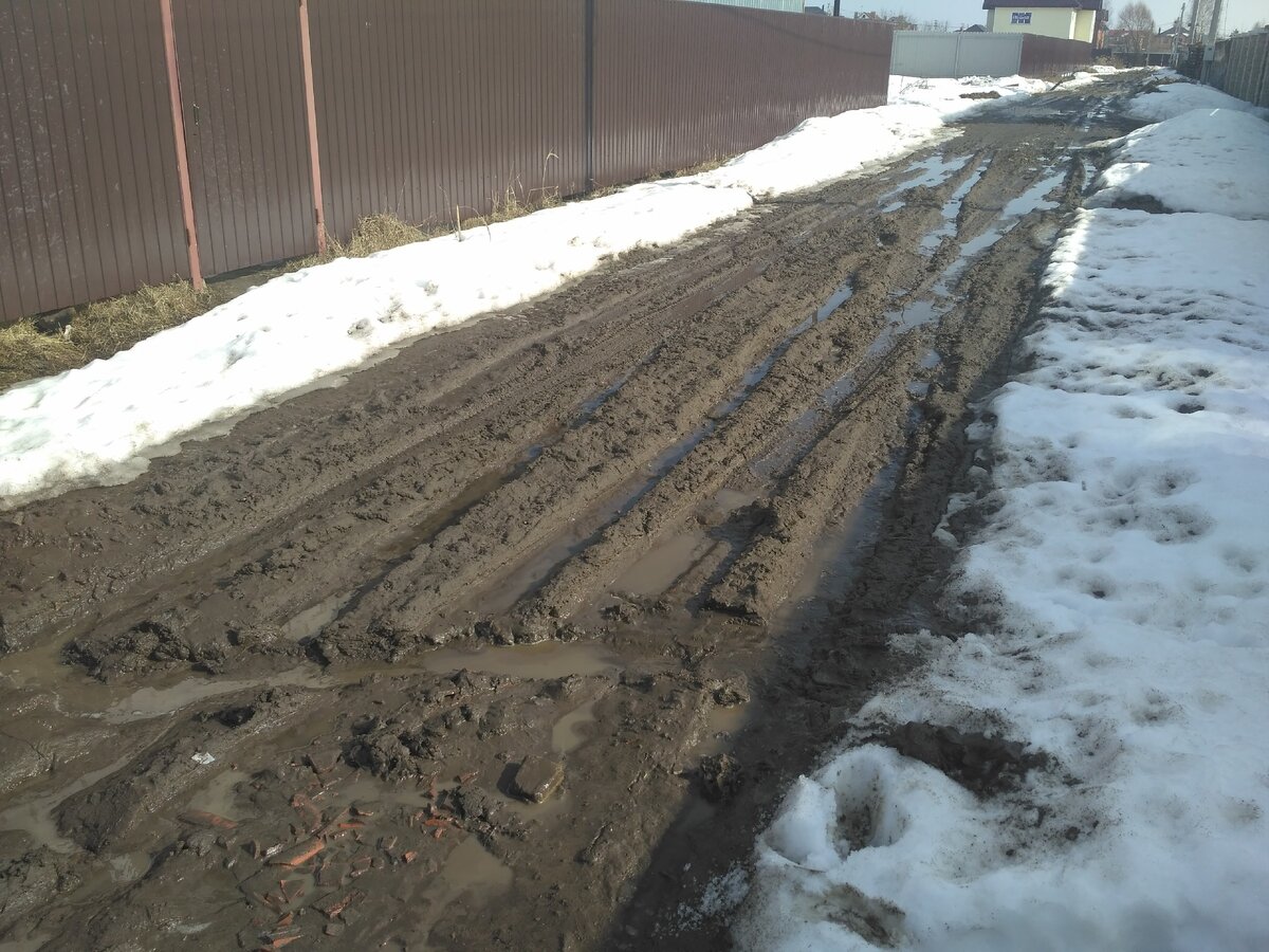 Водоотводная траншея вдоль дороги