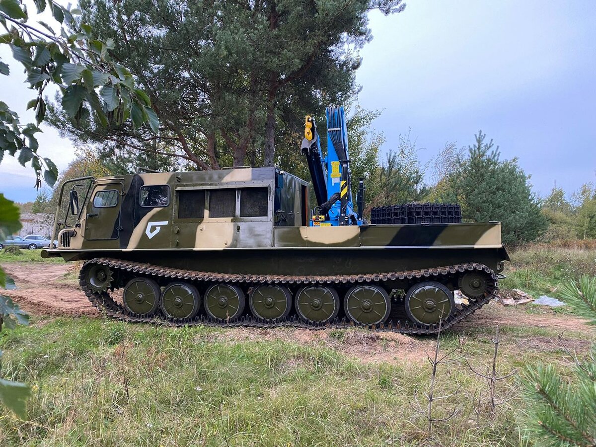 МТЛБ-у с КМУ вид с боку