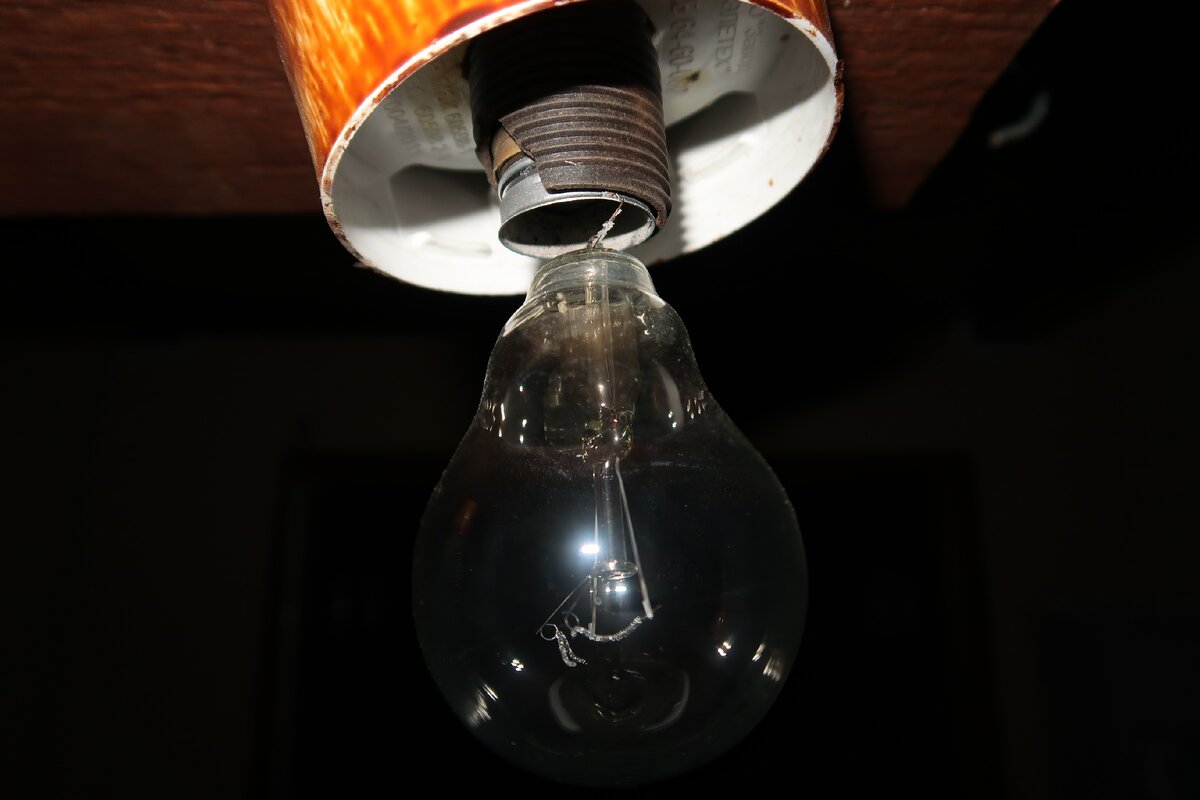 патрон в данном случае, подлежит замене, т.к. имеет треснутый корпус