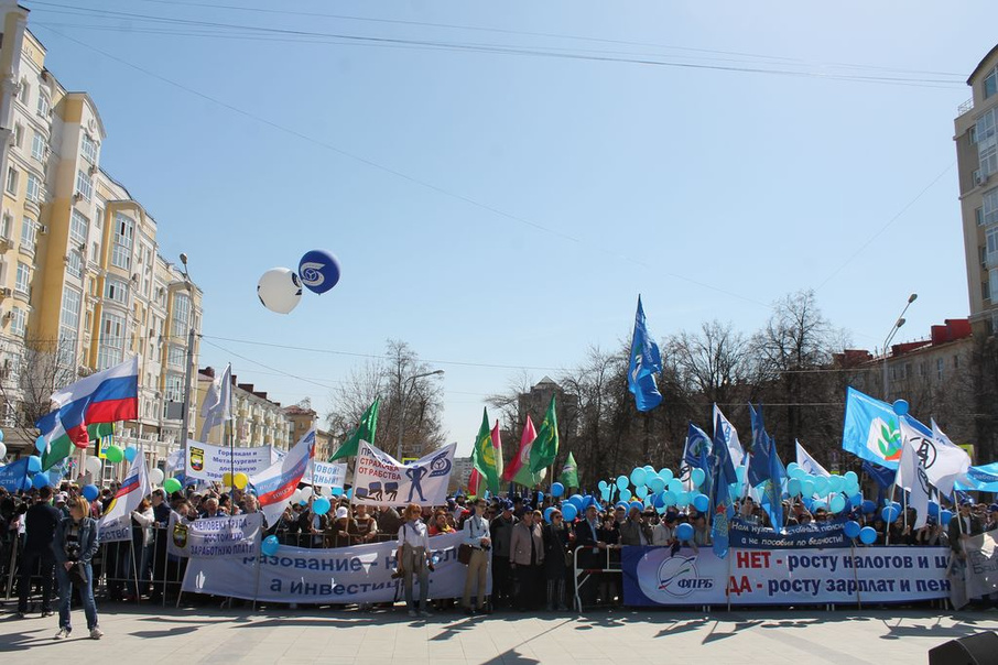 Демонстрация 1 мая в Уфе. Дом профсоюзов Уфа. Первомайская площадь Уфа. Уфа в мае.