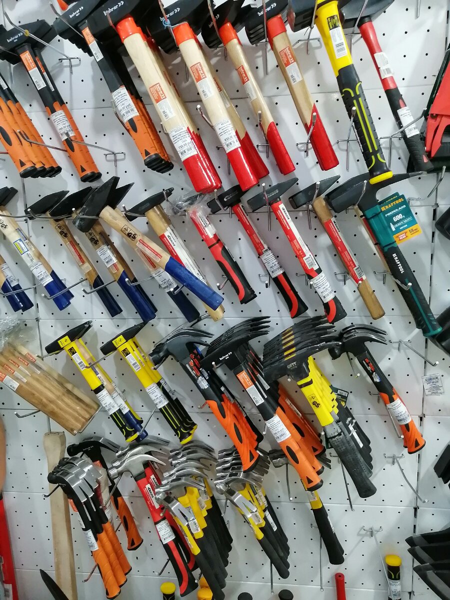 Фото автора. Это только кусочек стены с молотками.