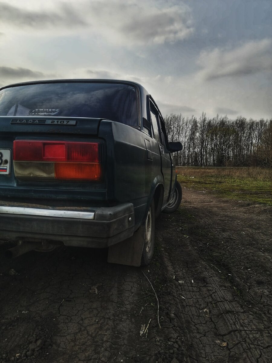 LADA 2107 (ВАЗ-2107 «Жигули») — советский и российский заднеприводный автомобиль II группы малого класса с кузовом типа седан, одна из последних моделей «классики», выпускавшаяся на ОАО «Волжский автомобильный завод/АвтоВАЗ» с марта 1982 года по 17 апреля 2012 года.  Самый главный плюс данный машины , она для суеты .
Максимальная мощность: 71,4 л. с., при 5600 об/мин 
Макс. скорость: 140 ( пиздешь мы 340 едем ) 
Максимальный крутящий момент: 104 Н·м, при 3400 об/мин
Я рад что смог ездить на такой пушке , гонке.