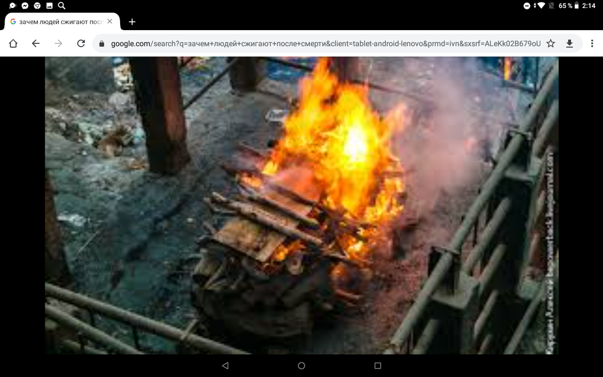 

    
Протоиерей Владислав Цыпин: «Я бы советовал не преувеличивать сложности, связанные с преданием земле»

– Отец Владислав, почему Русская Православная Церковь не одобряет кремацию?

– Негативное отношение Русской Православной Церкви к кремации объясняется, прежде всего, тем, что такой способ погребения расходится с церковной традицией. Здесь есть еще и некая богословская проблема, потому что подобный способ погребения не соответствует христианскому учению о Воскресении из мертвых. Не в том, конечно, дело, что Господь не в силах воскресить кремированных. Но со стороны человеческого сообщества ожидается уважительное отношение к останкам усопшего.

– Насколько категорична Русская Православная Церковь в вопросе допустимости кремации?

– Церковь не воспрещает категорически кремацию под угрозой отлучения от Причастия тех близких, которые решили не предавать земле, а кремировать останки своих родных. Дело в том, что бывают разные обстоятельства. Бывают затруднения. Например, в Японии. Это, конечно, случай не для России, но в Японии тоже есть православные люди, принадлежащие к Русской Православной Церкви. А там законодательно запрещено предавать тело земле. Там есть единственный способ, если так можно выразиться, погребения – это кремация. Только этот способ разрешен законами страны.

– Каковы, на ваш взгляд, причины роста популярности кремации сегодня в России?

– Я думаю, что есть общая причина. Она связана с тем, что оставляются и забываются традиции. Ведь в советское время как верующих, так и неверующих все-таки хоронили, как правило, традиционным способом, то есть предавали земле. Хотя, естественно, существовала кремация. Она рекламировалась. Традиции сегодня оставляются. Играет свою роль урбанизация. Сельских жителей, которые обычно наиболее привержены традициям, становится всё меньше. Если 50 лет назад городских жителей была половина, то сейчас связь с деревней значительного большинства соотечественников уже относительная, отдаленная. Уже дедушки, бабушки во втором, третьем поколении – горожане. Но, с другой стороны, казалось бы, восстановление нормальной церковной жизни должно было бы вытеснить кремацию. Тем не менее, мы наблюдаем то, что наблюдаем.

– Отец Владислав, какие могут быть контраргументы, которые позволили бы человеку не принимать поспешного решения кремировать своего родственника?

– Прежде всего, необходимо напоминать о церковном учении, о телесном воскресении из мертвых и о церковных традициях и обрядах. О том, что подобный способ погребения хотя Церковью и допускается, в том смысле, что не подвергается прещениям: не отказывают в отпевании тем, кто сам захотел, чтобы его кремировали, – но, тем не менее, Церковь не благословляет такой способ погребения. Мы можем обращаться к церковной и православной совести.

– Часто сторонники кремации в России приводят в пример цивилизованную Европу с чистыми ухоженными и аккуратными кладбищами, где нет места грустным воспоминаниям. Многие не хотят думать о плохом на кладбище…

Кладбище должно быть местом напоминания о самом важном: о смерти, о бренности человеческой жизни, о вечности

– Чем кладбище чище и опрятнее, тем, конечно, лучше. Но это не значит, что кладбище не должно быть местом напоминания о смерти, о бренности человеческой жизни, о вечности. Оно призвано как раз быть местом напоминания о самом важном. Кто-то из русских мыслителей начала XX века сказал, что кладбище – это школа философии.

Это все-таки разные вещи. Да, в самом деле, и дороги, и тротуары во многих западных городах (я бы не сказал, что во всех, например Южная Италия совсем не такая уж чистая) аккуратнее, чище и опрятнее, особенно в Северной и Центральной Европе. Так же и кладбища там чище и опрятнее. Но я не думаю, что там преобладает кремация. Я думаю, что всё еще и там чаще предают земле останки усопших. Кремация совсем не связана с чистотой и опрятностью кладбищ. Каким бы чистым и опрятным ни было кладбище, оно всё равно должно оставаться напоминанием о смертности человека и вечности.

– Как можно отнестись к позиции человека, который поддерживает кремацию исключительно в силу финансовых соображений?

– Если это человек нерелигиозный, то что ему можно сказать?! Только то, что в этом случае он еще и наплевательски относится к традициям. Все-таки безрелигиозные люди способны традиции уважать. Если он человек церковный, то всё, о чем мы уже говорили, должно быть для него авторитетно и убедительно.

Протоиерей Владислав Цыпин на 1 этаже СДС. Фото: Авдей Правдолюбов / Православие.Ru
Протоиерей Владислав Цыпин на 1 этаже СДС. Фото: Авдей Правдолюбов / Православие.Ru
    
– Отец Владислав, возможно, сейчас ваши слова слышат наши читатели, потерявшие своего близкого и родного человека, но которые не могут сделать выбор между традиционными похоронами и кремацией. Что бы вы посоветовали людям, которые оказались в такой непростой ситуации?

Нужно сделать всё возможное, чтобы церковные нормы, церковные традиции были соблюдены

– Я бы им советовал не преувеличивать сложности, связанные с преданием тела земле традиционным способом погребения. И напомнил бы о том, что они долг имеют перед своими близкими усопшими. И этот долг все-таки более всего относится к заботе о спасении своих близких и усопших. Конечно, мы вовсе не утверждаем, что оно, спасение, недоступно тем, кого кремировали. Вовсе не так. Но мы со своей стороны должны сделать всё возможное, чтобы церковные нормы, церковные традиции были соблюдены.

– Бывают случаи, когда уже повзрослевшие и воцерковленные христиане узнают, что кого-то из родственников кремировали. И многие начинают переживать по этому поводу. Они беспокоятся о посмертной участи близких. Как можно их успокоить?

– Им не стоит беспокоиться, потому что вообще всякое обращение назад, сожаления о том, что надо было сделать что-то иначе, чем было сделано, непродуктивно. Они должны только усиленно молиться о своих близких усопших. На них не лежит вины, если против их воли так поступили с ними. А если они сами этого захотели… Ну что ж, это были греховные мысль и дело. Надо молиться Богу о прощении грехов.

В ногу со временем?

Идеологи большевизма сегодня могли бы стоя аплодировать тем данным, которые обнародовал господин Павел Кодыш, президент Союза похоронных организаций и крематориев России. Еще раз процитируем его комментарий «Русской службе новостей»: «В Москве и Санкт-Петербурге кремируют 60% умерших». Сегодня нет транспарантов, призывающих к кремации, никто в обязательном порядке с высокой трибуны не принуждает сжигать тело после смерти.

Единственная сдерживающая сила, открыто выступающая против строительства новых крематориев, – Русская Православная Церковь. Так, митрополит Ижевский и Удмуртский Викторин в июле 2015 года направил главе Удмуртской Республики Александру Соловьеву обращение о недопустимости строительства крематория в Ижевске:

«С глубокой скорбью я воспринял известие о строительстве в Ижевске крематория. Это не мое личное беспокойство, а беспокойство всех православных жителей Удмуртской Республики», – отметил митрополит Викторин.

Тем, кто полагает, что Церковь должна пойти на уступки в данном вопросе, напомним слова Святейшего Патриарха Московского и всея Руси Кирилла по этому поводу:

«Конечно, речь здесь идет только о символах, ибо и похороненное в земле человеческое тело также превращается в прах, но Бог силою Своей из праха и тления восстановит тело каждого. Кремация, то есть сознательное разрушение тела усопшего, выглядит как отказ от веры во всеобщее Воскресение. Конечно, многие, кто верит во всеобщее Воскресение, по практическим соображениям все-таки кремируют усопших. В случае кончины близкого вам человека вы сможете его отпеть, но если есть у вас возможность убедить его не настаивать на кремации, то попытайтесь сделать это!».

Приведем слова из официального документа «О христианском погребении усопших», который был утвержден Священным Синодом РПЦ 5 мая 2015 года:

«Церковь верует, что Господь властен воскресить любое тело и из любой стихии (Откр. 20: 13). “Мы не боимся никакого ущерба при любом способе погребения, но придерживаемся старого и лучшего обычая предавать тело земле”, – писал раннехристианский автор Марк Минуций Феликс».

Русская Православная Церковь и сегодня считает кремацию явлением нежелательным и не одобряет ее.

Отношение к кремации в РПЦЗ


    
РПЦЗ бескомпромиссна в вопросе о кремации, запрещая своим чадам сжигать тела умерших в крематориях

Любой человек, который ознакомится с итоговым документом Архиерейского Собора РПЦЗ, увидит, что решения Синода принципиальны и не допускают различных толкований. Документ отличает бескомпромиссность относительно кремации тел усопших.

«Сторонники кремации – атеисты и враги Церкви. Греческая и Сербская Церкви также отреагировали отрицательно на эту практику. Кремация тел умерших противоречит тому, что было установлено в христианской Церкви с самого начала», – говорится в документе.

«На основании всех рассмотренных фактов Архиерейский Собор запрещает чадам Русской Православной Церкви Заграницей сжигать тела умерших в крематориях. Священники обязаны объяснять своим прихожанам нехристианский характер таких похорон. Они не должны служить церковную панихиду по тем, чьи тела предназначены для кремации. Имена таких умерших христиан могут поминаться только на Проскомидии».

В документе детально рассмотрен вопрос о том, как могут относиться христиане к воле родственника, который захотел, чтобы после смерти его кремировали:

«Может случиться, что какой-нибудь верующий православный по своему невежеству завещает близким родственникам кремировать свое тело и затем умирает, не получив благословения и не раскаявшись в своем намерении… Если близкие обещали покойному кремировать его тело, то они могут быть освобождены Церковью от этого неблагоразумного обещания путем установленной для таких случаев молитвы. Душа покойного после смерти, видя глупость своего желания кремации тела, будет только благодарна своим близким за такое решение».

Архиерейский Собор Русской Православной Церкви Заграницей на сессии от 20 августа / 2 сентября 1932 года по вопросу о кремации тел усопших решил: «Принципиально сожжение тел православных христиан в крематориях не разрешается ввиду того, что этот обычай вводится безбожниками и врагами Церкви. Во всех частных затруднительных случаях предоставить решение епархиальному архиерею».

Отношение к кремации Элладской Православной Церкви

Священный Синод Элладской Православной Церкви в октябре 2014 года заявил, что Церковь не будет отпевать тех, кто завещал себя кремировать. Также Церковь почитает своим долгом уведомить клир и благочестивый народ о тех канонических последствиях, которые несет кремация тел усопших.

Кремация не согласуется с практикой и Преданием Церкви по богословским, каноническим и антропологическим причинам.
Для того чтобы не впасть в богословское и каноническое заблуждение, необходимо уважение религиозных убеждений и уточнение собственной воли умершего, а не соблюдение воли его близких.
Если установлен факт, что умерший разрешил кремацию своего тела, то последование отпевания над ним не совершается.

Почему сожжение – поругание?

Святитель Николай Сербский: “Сжигание тела умершего – это насилие”

Некоторые православные продолжают искренне сомневаться и недоумевать, что плохого в сожжении тел, ведь душа несравненно важнее плоти. К примеру, вот комментарий Анны, нашей читательницы, возмущенной тем, что кремацию ставят под сомнение:

«Кажется, что всё сводится только к мнению священников о том, что к сосуду жизни нужно относиться благоговейно. А сжечь тело – это разве поругание? Ведь и старые рваные книги сжигают, и даже иконы, совсем вышедшие из употребления. В чем тут осквернение? По-моему, это все “оцеживание комара и глотание верблюда”».

Святитель Николай (Велимирович)
Святитель Николай (Велимирович)
На эти вопросы можно ответить словами святителя Николая Сербского:
«Вы спрашиваете меня: почему христианская Церковь возмущается сжиганием умерших? Во-первых, потому, что она считает это насилием. Сербы до сегодняшнего дня ужасаются преступлению Синан-паши, который сжег мертвое тело святого Саввы на Врачаре. Сжигают ли люди мертвых лошадей, собак, кошек или обезьян? Я не слышал об этом, но видел, как их закапывают. Зачем же тогда совершать насилие над мертвыми телами людей – повелителей всего животного мира на земле? Да разве сжигание павших животных, особенно в больших городах, может служить оправданием сжигания умерших людей?

Во-вторых, потому, что этот языческий и варварский обычай был вытеснен из Европы христианской культурой почти 2000 лет назад. Кто желает обновить этот обычай, тот хочет привнести не нечто культурное, современное, новое, а наоборот, вернуть давно отжившее старье. В Америке я видел могилы великих президентов: Вильсона, Рузвельта, Линкольна и многих других знаменитых людей. Никто из них не сожжен».

Старец Паисий Святогорец об отношении к останкам

Сложно найти высказывания святых отцов первых веков христианства о кремации в силу того, что в то время писали, что называется, «на злобу дня»: темы их трудов касались вопросов появления различного рода ересей и лжеучений, споры же о кремации усопших тогда еще не приобрели такого размаха, который мы наблюдаем сегодня. Но мы можем узнать, что думали уважаемые современные духоносные старцы, многие из которых прославлены в лике святых.

Афонскому старцу Паисию Святогорцу рассказали о том, что в Греции «из соображений гигиены и для экономии земных площадей» собираются сжигать мертвых. Его ответ был прост и понятен:

Преподобный Паисий Святогорец
Преподобный Паисий Святогорец
    
Старец Паисий Святогорец: “То, что всю атмосферу загадили, так это ничего, а косточки им, видите ли, помешали!”

«Из соображений гигиены? Да ты только послушай! И не стыдно им такое говорить? То, что всю атмосферу загадили, так это ничего, а косточки им, видите ли, помешали! А насчет «экономии земли»… Неужели нельзя в целой Греции со всеми ее лесами найти место для кладбищ? Как же так: для мусора находят столько места, а для священных останков не находят. Земли, что ли, дефицит? А сколько мощей святых может быть на кладбищах? Об этом они не подумали?

В Европе сжигают мертвых не потому, что их негде хоронить, но потому, что кремацию считают делом прогрессивным. Вместо того, чтобы вырубить какой-нибудь лесок и освободить место для мертвых, скорее освободят место от них самих, сжигая и превращая их в золу. Мертвых сжигают потому, что нигилисты хотят разложить всё – включая человека. Они хотят сделать так, чтобы не осталось ничего, что напоминало бы человеку о его родителях, о его дедах, о жизни его предков. Они хотят оторвать людей от Священного Предания, хотят заставить их позабыть о жизни вечной и привязать к жизни этой временной».

Вместо эпилога

Недавно я специально зашел на Донское кладбище. Посмотрел закрытый колумбарий. Он находится слева от храма преподобного Серафима Саровского. В здании было совсем тихо. Из живых людей никого не увидел. Поймал себя на мысли, что я вообще не привык к тому, что вот так может выглядеть могила: розовая стена, пластмассовые цветы, которые никогда не потеряют своей формы, а на высоте трех метров табличка с фамилией и именем. И таких табличек сотни. Обратил внимание на новую стенку: что-то наподобие массивного стеллажа со стеклянными дверцами. Видимо, новый, поскольку многие ячейки пока пустуют. Мне они напомнили – прошу простить меня за такое, может быть, неуместное сравнение – ячейки в супермаркете, куда можно поставить сумку. Это был мой первый поход в колумбарий. И надеюсь, что последний