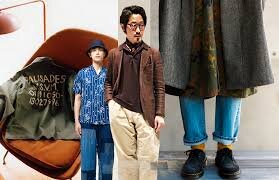 Японские компании Goldwin и Spiber создали свитер, часть которого произведена в биореакторе. Материал называется Brewed Protein, он сокращает негативное влияние от текстильного производства на окружающую среду. Spiber начала разработку биотехнологической версии паучьего шёлка более 10 лет назад. 
Процесс начинается с создания генов для производства определённого белка, такого как шёлк, затем гены вводят в микроорганизмы, которые начинают откачивать белок в резервуарах ферментации, пишет Fast Company. Микробы, сахар и минералы помещаются в большие резервуары, объясняет генеральный менеджер Goldwin Ген Араи.

После культивирования микробы отделяются от белка, который сушат и превращают в волокно. Затем на фабрике делают и красят пряжу. Для нового свитера высокотехнологичный материал Brewed Protein смешали с 70% шерсти, потому что его было недостаточно.

Переработка сырья остаётся самым большим препятствием в создании Brewed Protein. Однако Spiber строит крупный завод в Таиланде, что позволит увеличить производство. В Японии, США, Германии, Дании, Франции, Италии, Португалии, Испании, Великобритании, Швеции и Нидерландах проведут онлайн–лотерею, победители которой смогут купить свитер за $800.

Компании говорят, что Brewed Protein заменит полиэстер, получаемый в результате переработки нефти, хлопок, требующий большого количества воды, и шерсть, которая наносит вред окружающей среде от выращивания овец. Более того, синтетические материалы загрязняют океаны микропластиком, когда крошечные частички вымываются во время стирки. Новый материал решает эту проблему.

Согласно ранним тестам Brewed Protein, материал может быть биоразлагаемым. «Brewed Protein однажды сможет заменить все нефтехимические материалы, используемые в потребительских товарах, — считает Араи. — Мы знаем, что это возможно, это вопрос крупномасштабного производства».