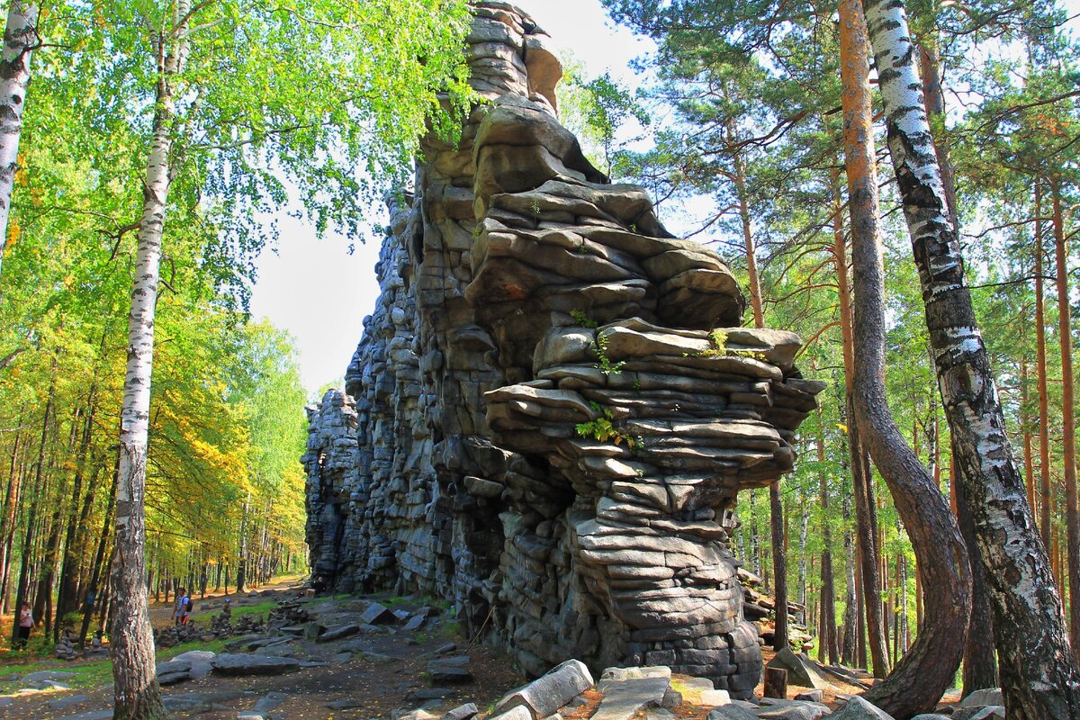 С некоторых ракурсов вся эта "конструкция" кажется довольно-таки неустойчивой