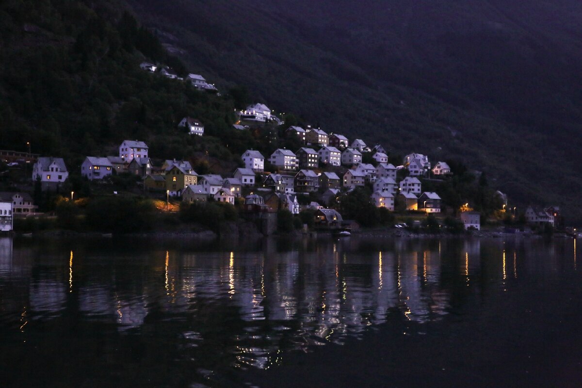 Вечерняя Одда отражается в водах Норвежского фьорда