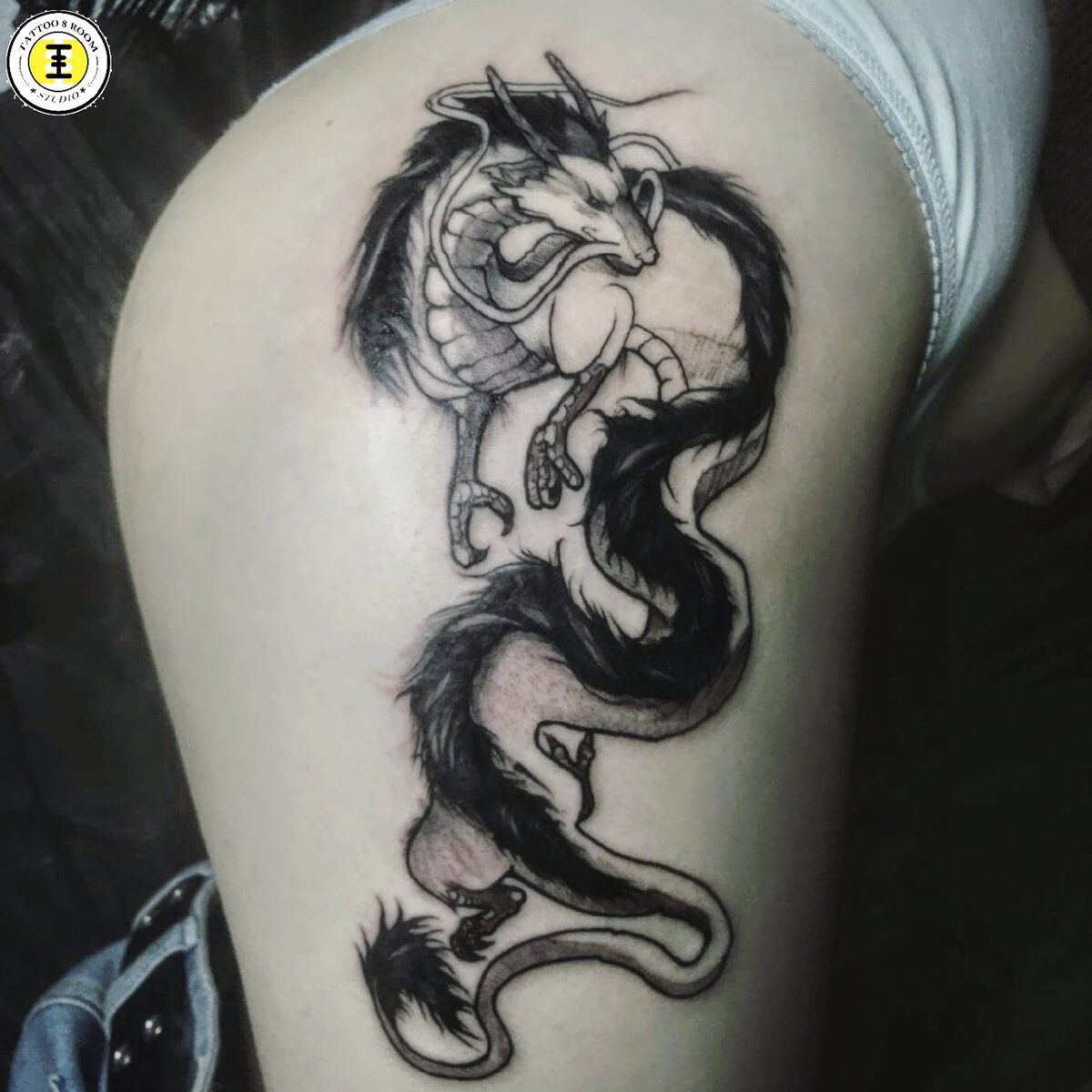 В этой работе прекрасно все: эффектная мифическая рептилия и притягательный изгиб женского тела. Неувядающая классика! 