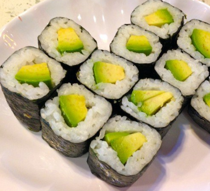 с огурцом и авокадо, сам его не люблю, но в виде ролла понравилось