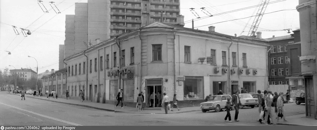 Угол улицы Большая Полянка и Бродникова переулка, 1986-1987 г. Фото Алексея Быстрова