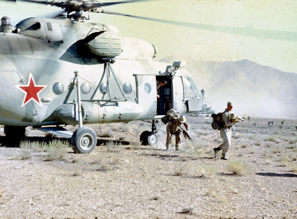 Вертолетный десант. Эта стрекоза села. Выброска десантников на горной площадке в Афганистане. Фото из открытого источника.