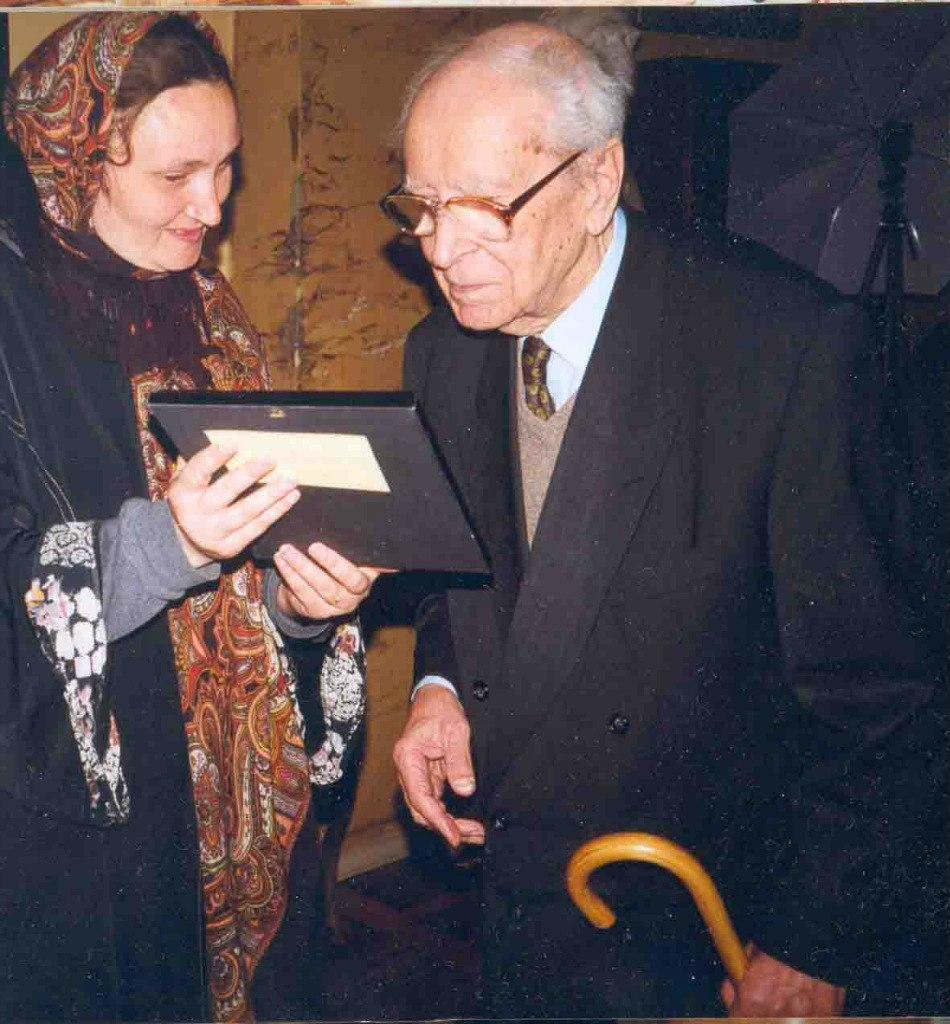 На фото: Валентина Анатольевна Фатимская и Дмитрий Сергеевич Лихачев - советский и российский филолог, культуролог, искусствовед, доктор филологических наук (1947), профессор (1951). Председатель правления Российского (Советского до 1991 года) фонда культуры (1986—1993).  Академик АН СССР (1970; член-корреспондент 1953). Герой Социалистического Труда (1986). Лауреат Государственной премии СССР (1969), Сталинской премии второй степени (1952) и Государственных премий РФ (1993; 1999 — посмертно). Член Союза писателей СССР с 1956 года. Автор фундаментальных трудов, посвящённых истории русской литературы (главным образом древнерусской) и русской культуры.