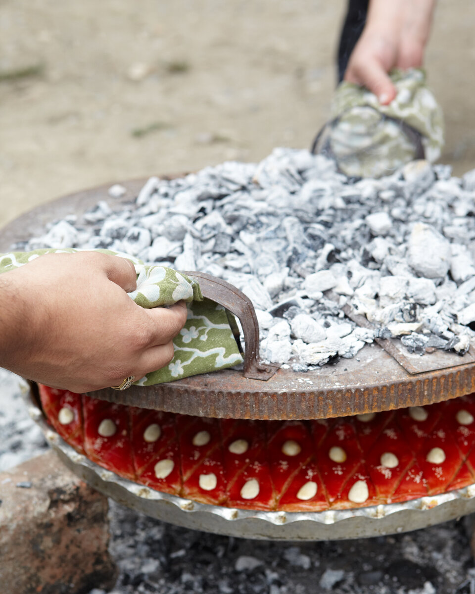 Гянджинская пахлава выпекается на открытом огне, но и приготовленная в обычной духовке она получается очень вкусной