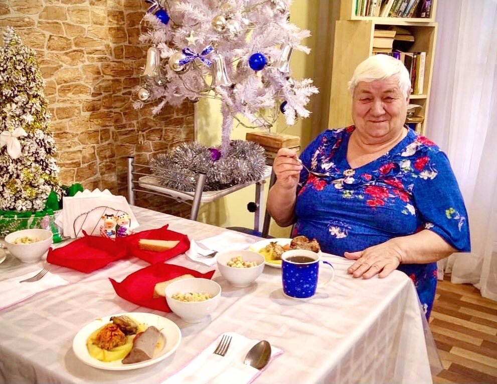 Новогодний стол в доме престарелых. Фото из архива фонда 